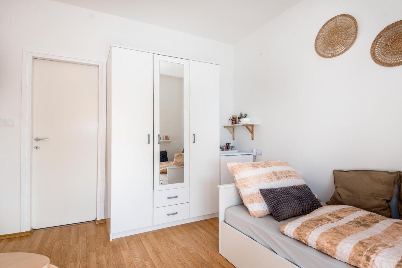 Apartment And Rooms Dalmatiko Vodice Exterior foto